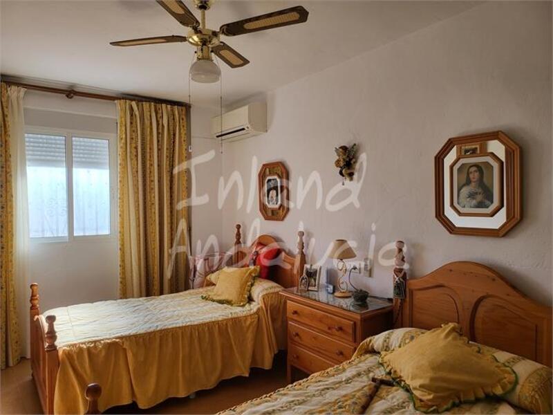 5 bedroom Townhouse for sale
