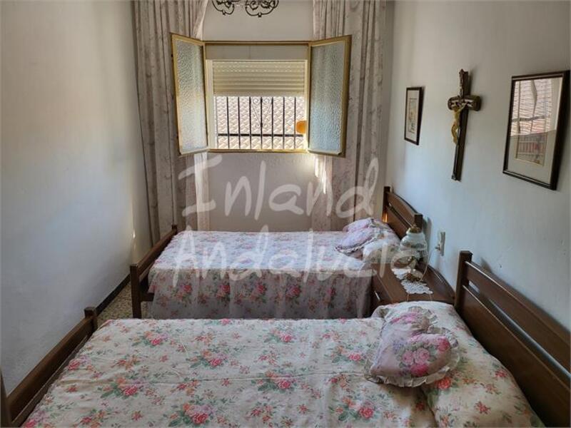 5 bedroom Townhouse for sale