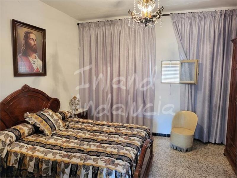 5 bedroom Townhouse for sale