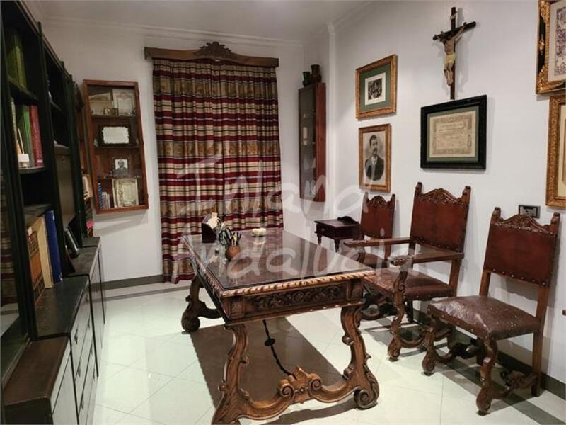 5 bedroom Townhouse for sale