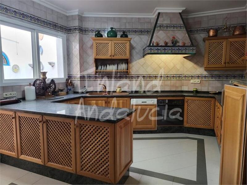 5 bedroom Townhouse for sale