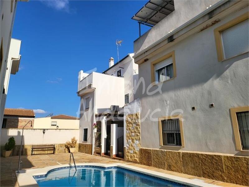 3 bedroom Townhouse for sale