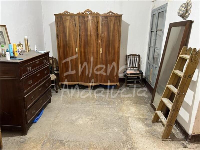 5 bedroom Townhouse for sale