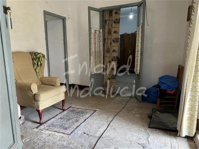 5 bedroom Townhouse for sale