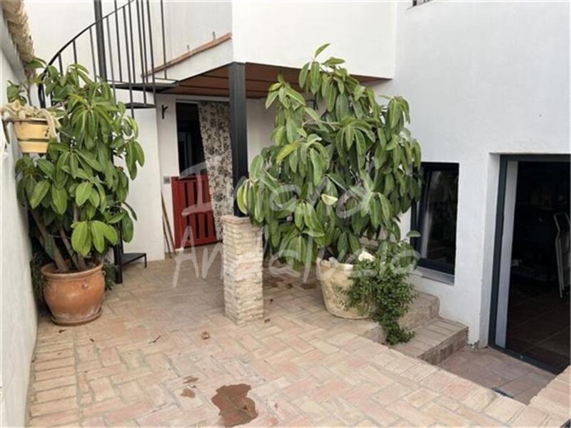 4 bedroom Townhouse for sale