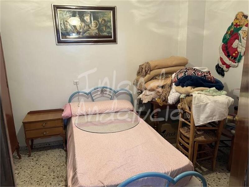 6 bedroom Townhouse for sale