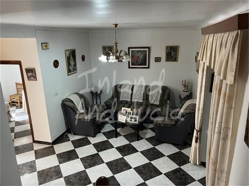 6 bedroom Townhouse for sale