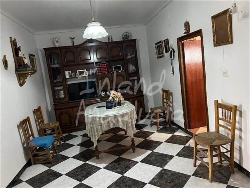 6 bedroom Townhouse for sale