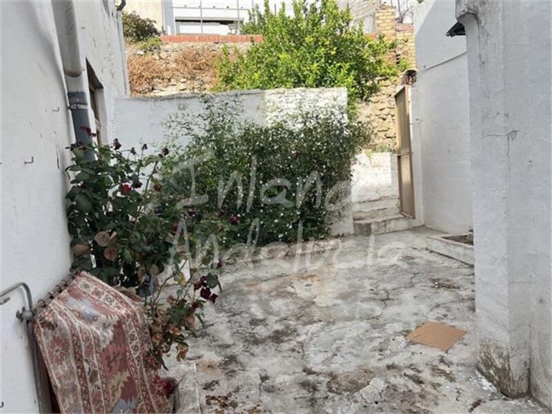 6 bedroom Townhouse for sale