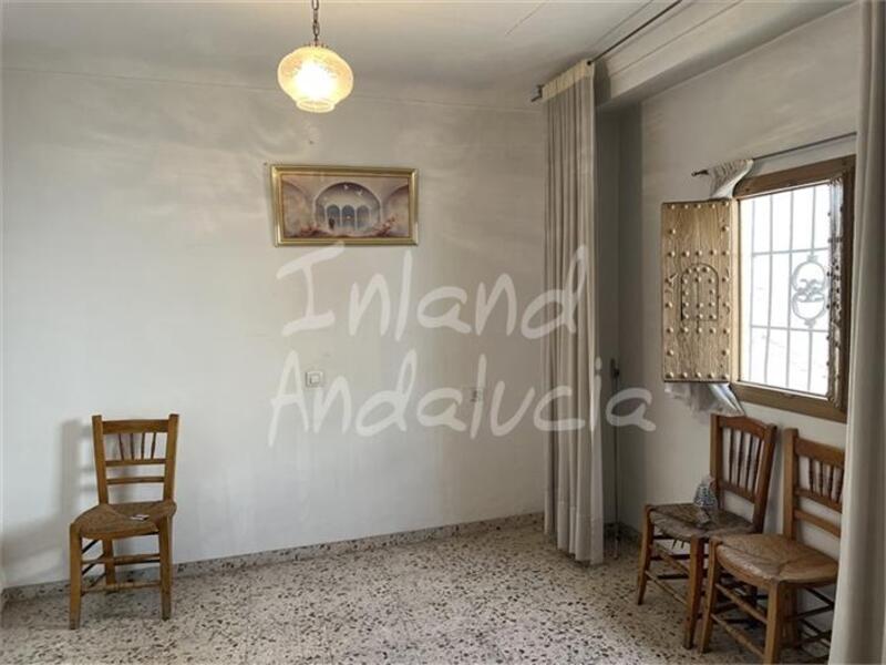 6 bedroom Townhouse for sale