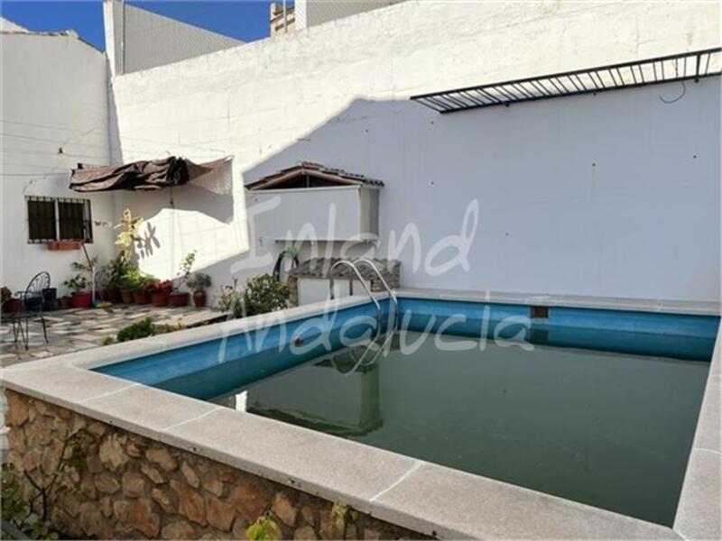 5 bedroom Townhouse for sale