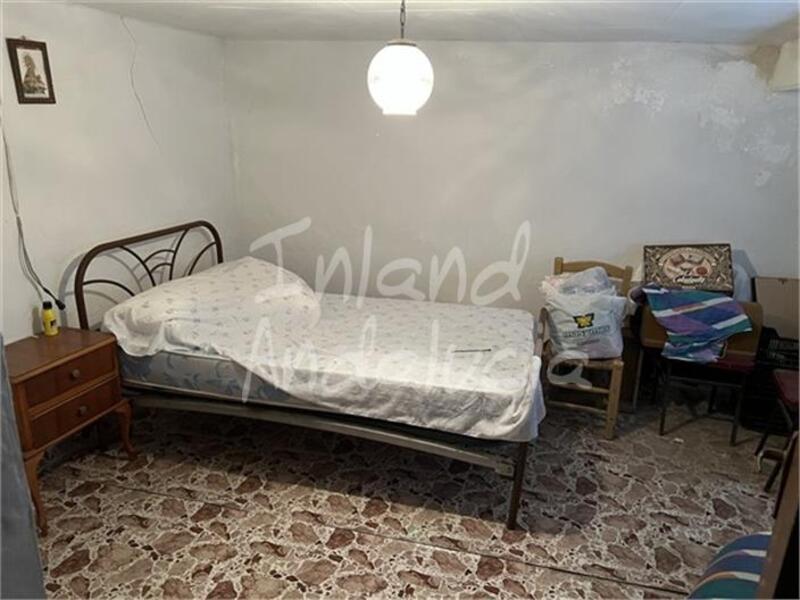 3 спальная комната городская тюрьма продается