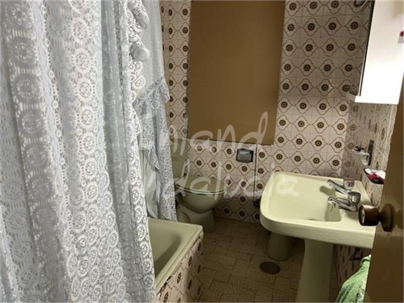 3 спальная комната городская тюрьма продается