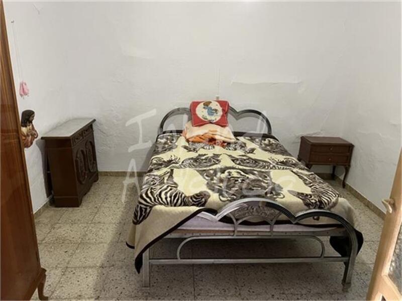 3 спальная комната городская тюрьма продается