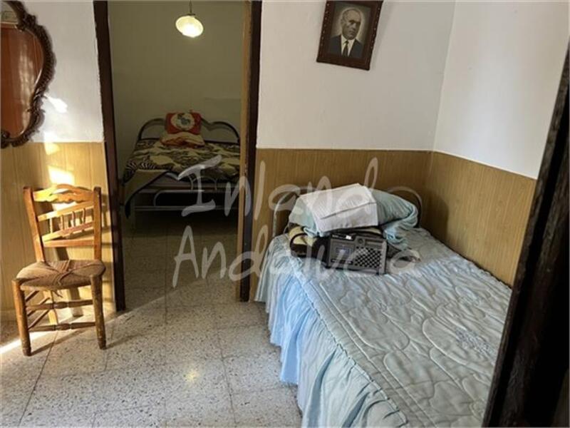 3 спальная комната городская тюрьма продается