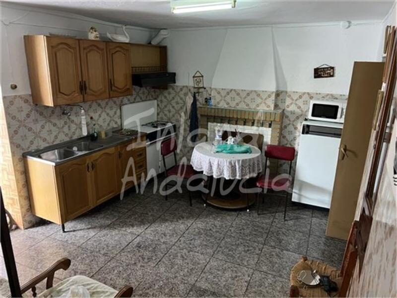 3 спальная комната городская тюрьма продается