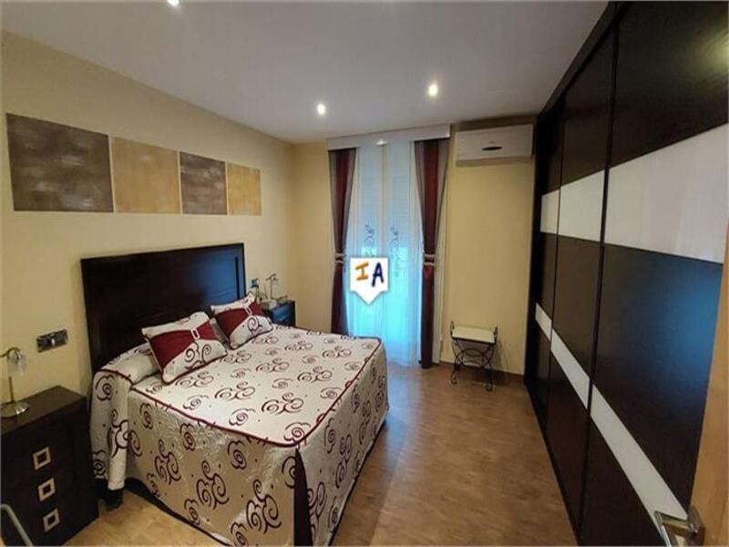 6 bedroom Townhouse for sale