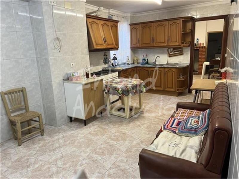 4 bedroom Townhouse for sale