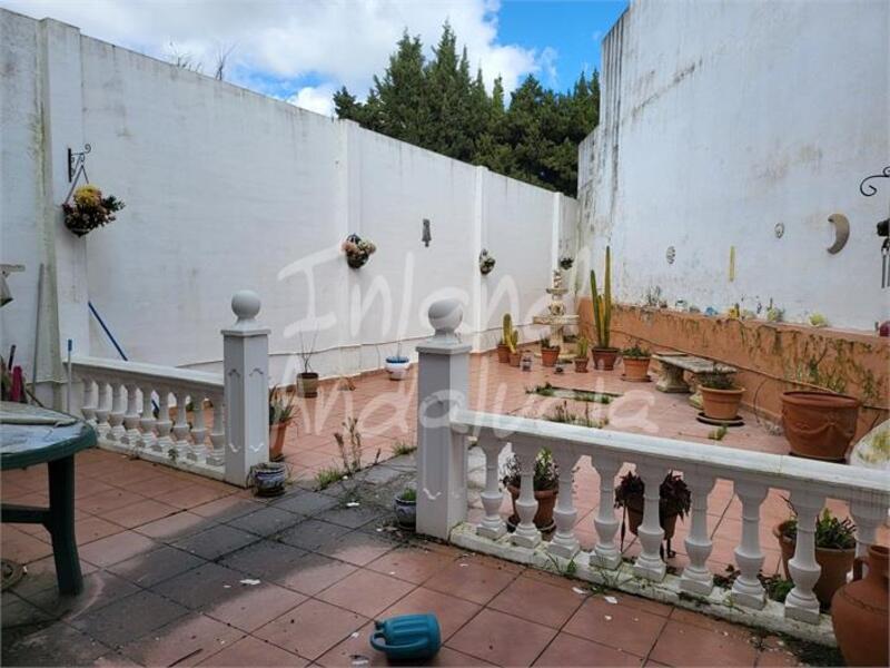 3 спальная комната городская тюрьма продается