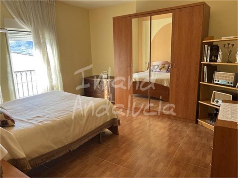 5 bedroom Townhouse for sale