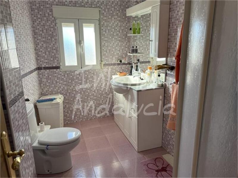 5 bedroom Townhouse for sale