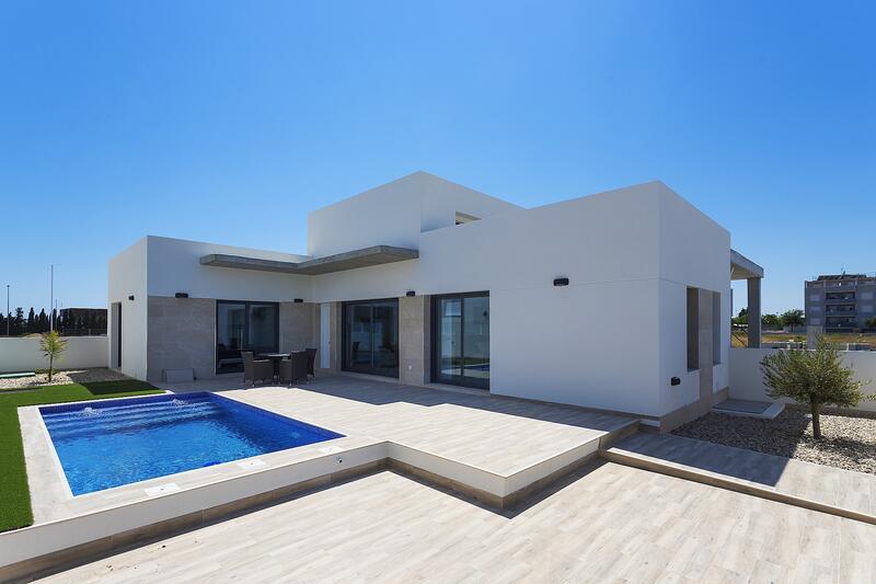 Villa til salg i Daya Nueva, Alicante