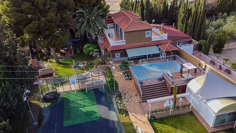 Villa for sale in Elda, Alicante