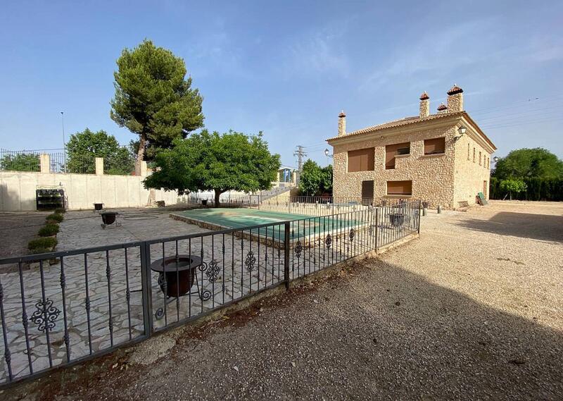 Villa Te koop in Villena, Alicante