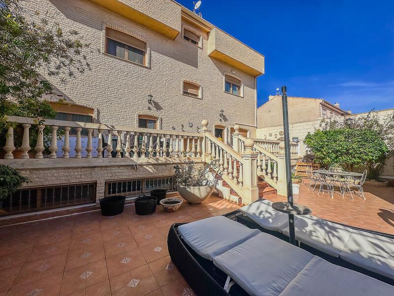 Villa en venta en Petrer, Alicante