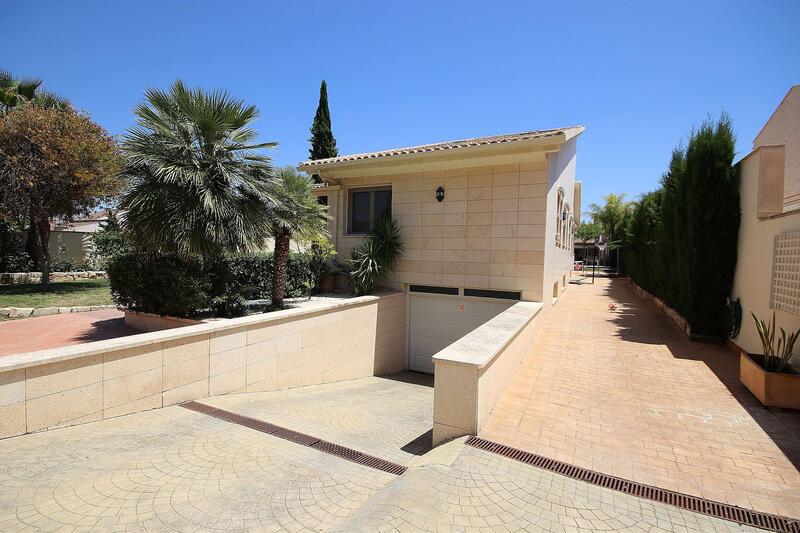 6 bedroom Villa for sale