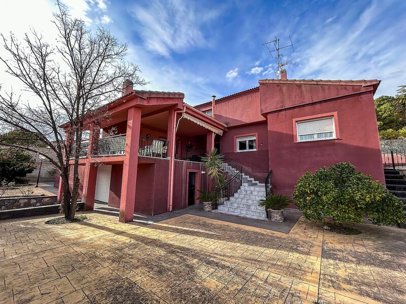 Villa til salgs i Onil, Alicante