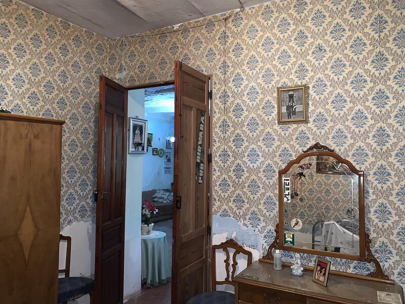 5 спальная комната городская тюрьма продается