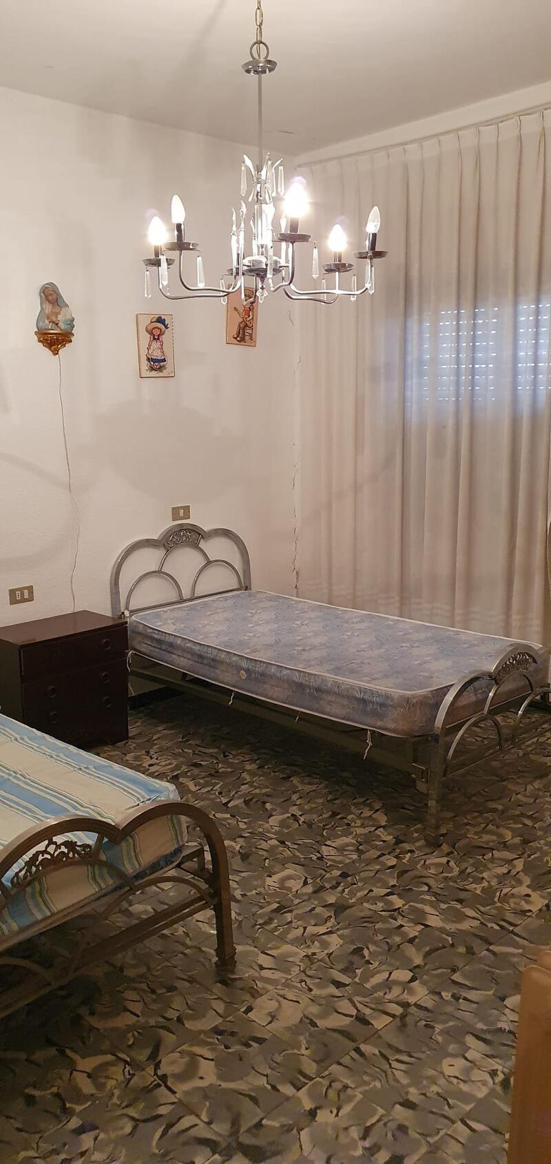 6 спальная комната городская тюрьма продается