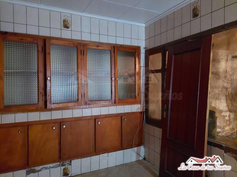 городская тюрьма продается