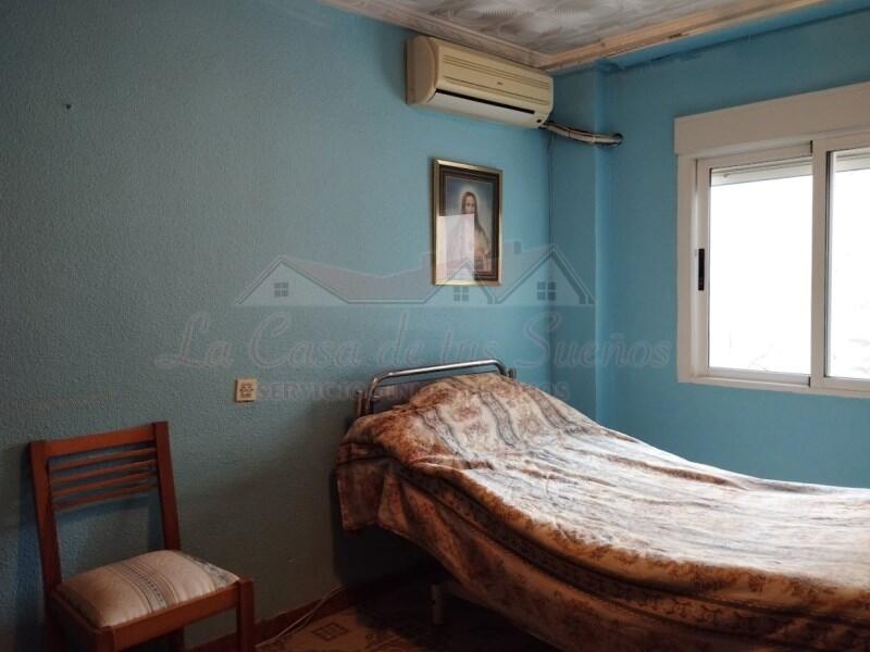 4 спальная комната городская тюрьма продается