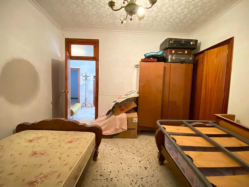 7 bedroom Townhouse for sale