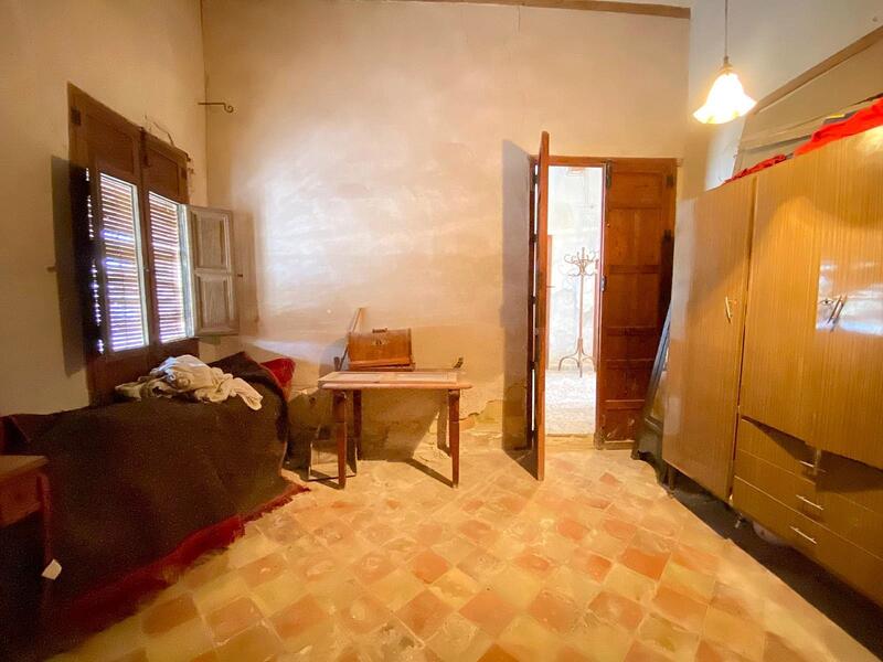 7 bedroom Townhouse for sale