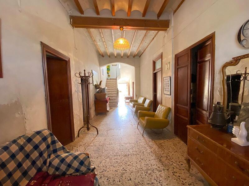 7 bedroom Townhouse for sale