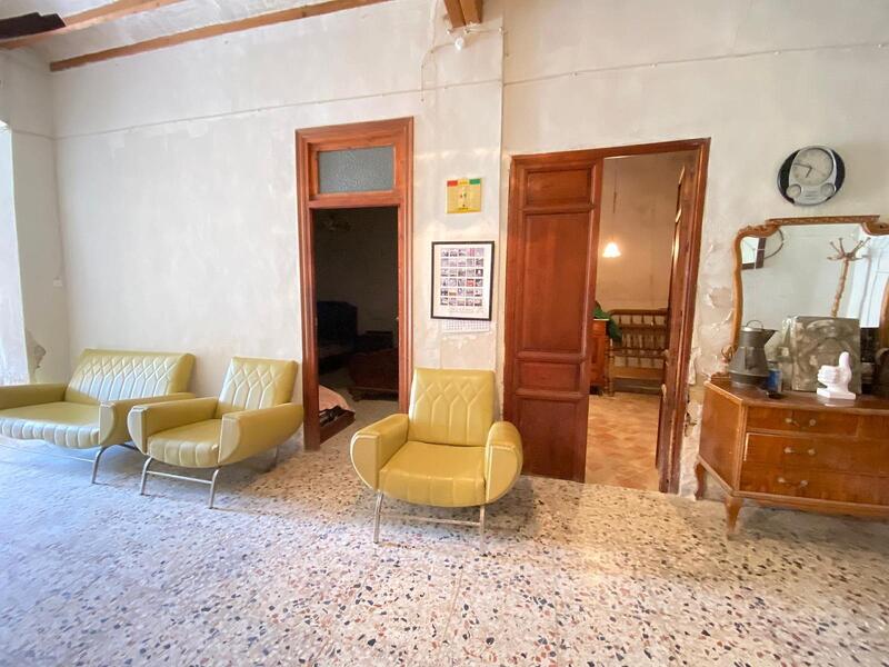 7 bedroom Townhouse for sale