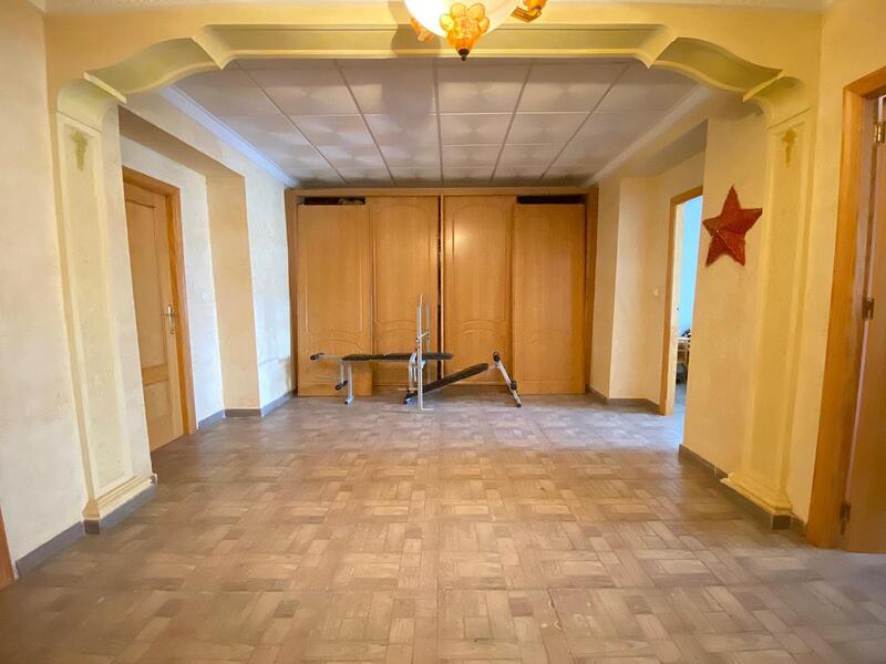 7 bedroom Townhouse for sale