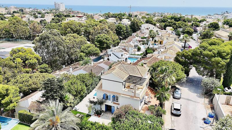 Villa til salgs i La Zenia, Alicante