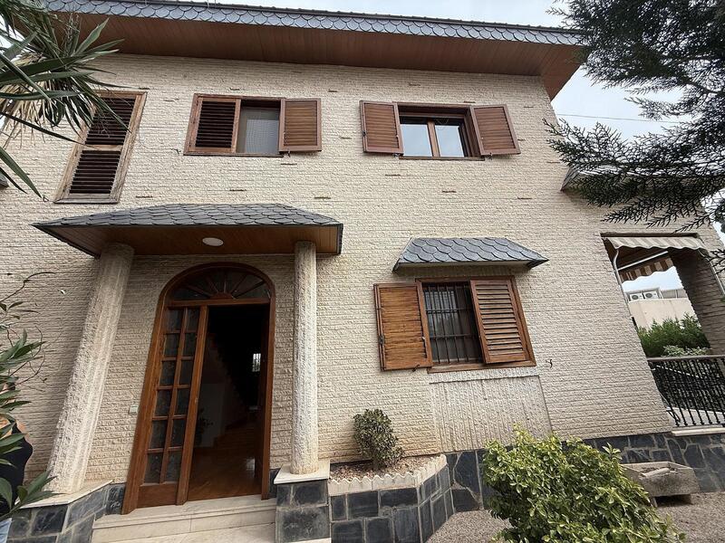Villa Te koop in Elda, Alicante