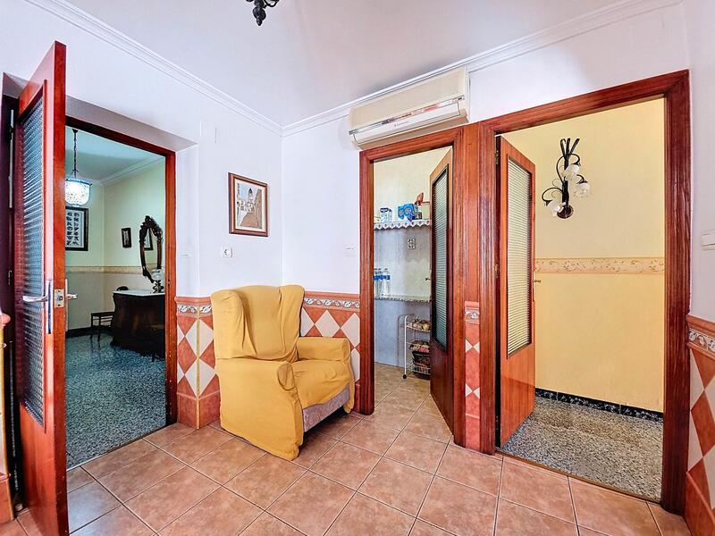 4 slaapkamer Gezinswoning Te koop
