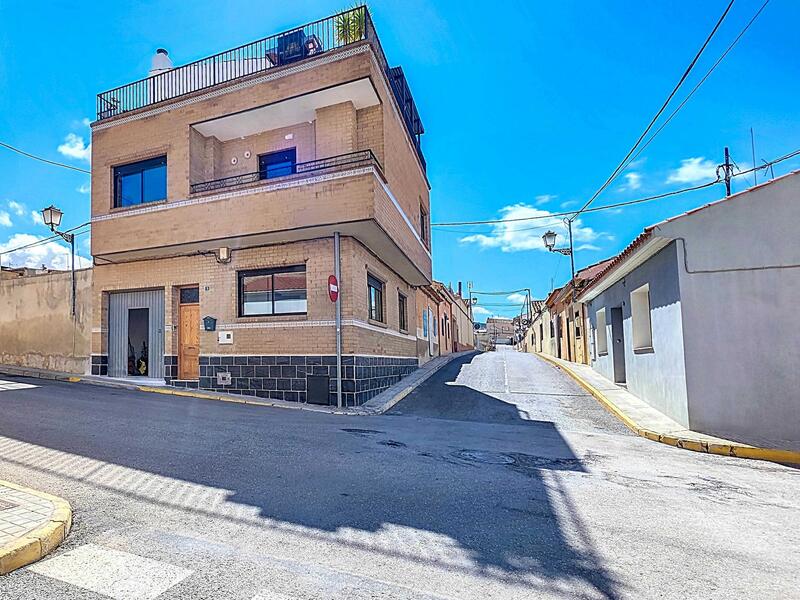 Gezinswoning Te koop in Pinoso, Alicante