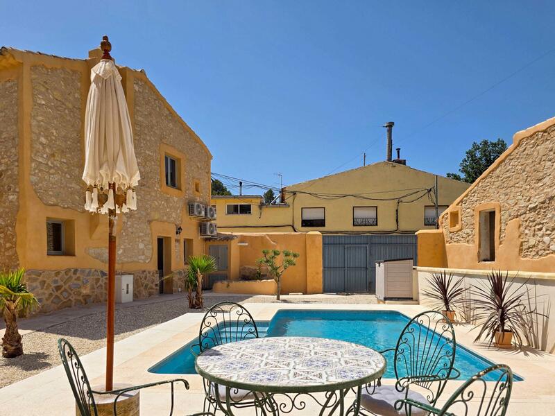 6 bedroom Country House for sale