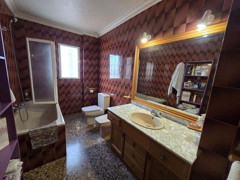 4 slaapkamer Gezinswoning Te koop