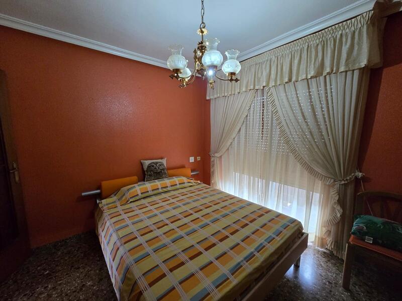 4 slaapkamer Gezinswoning Te koop