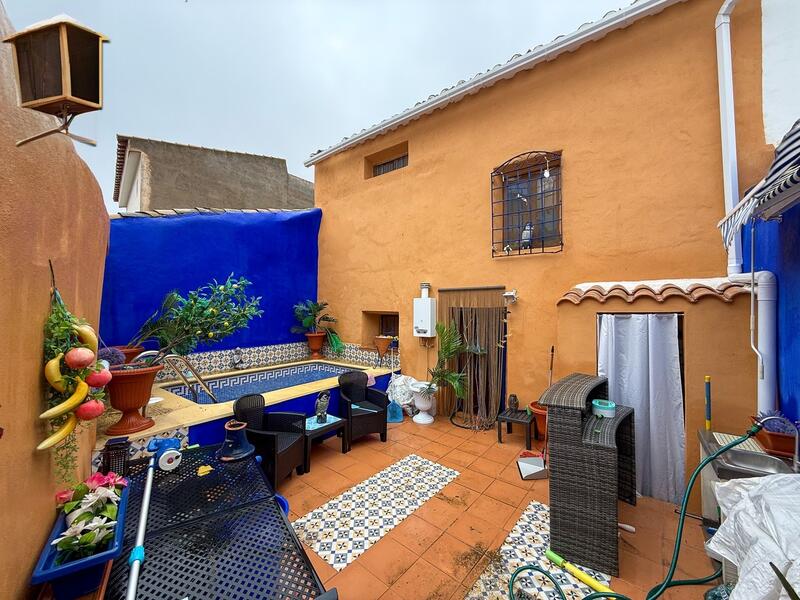 6 bedroom Townhouse for sale