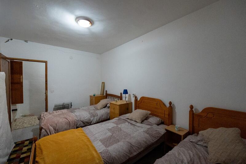6 bedroom Townhouse for sale