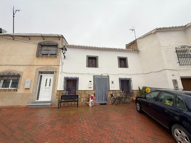 6 bedroom Townhouse for sale